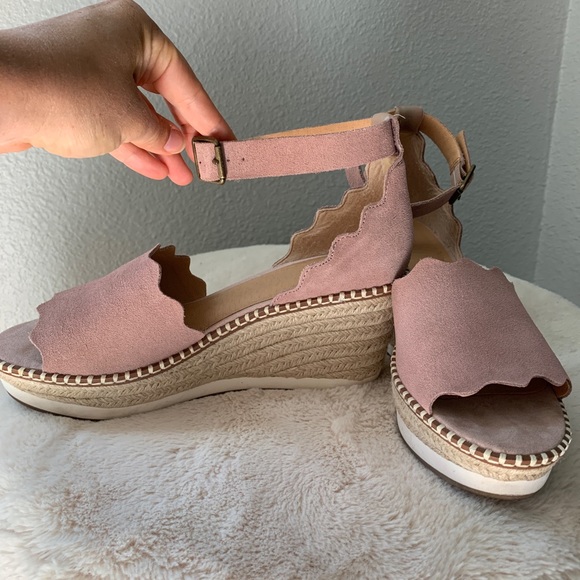 A sunny-day wedge that easily matches all! - Picture 4 of 8